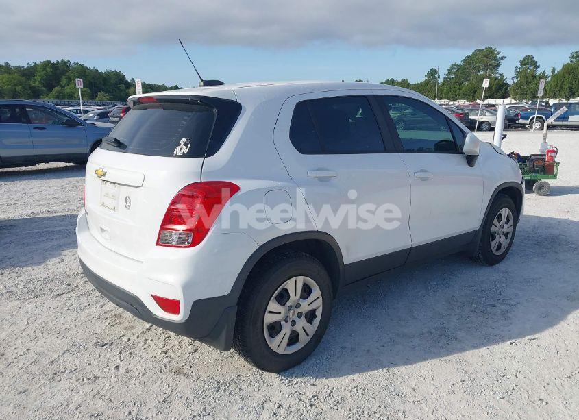 Photo 4 of 2019 Chevrolet Trax LS (VIN 3GNCJKSB7KL153203)