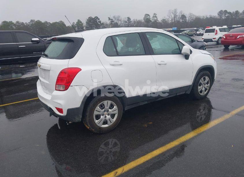 Photo 4 of 2019 Chevrolet Trax LS (VIN 3GNCJKSB7KL184192)