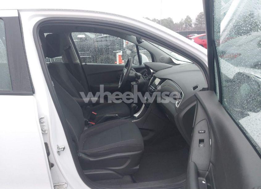 Photo 5 of 2019 Chevrolet Trax LS (VIN 3GNCJKSB7KL184192)