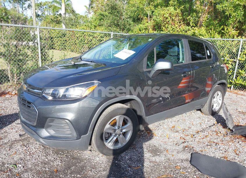 Photo 2 of 2019 Chevrolet Trax LS (VIN 3GNCJKSB7KL220804)