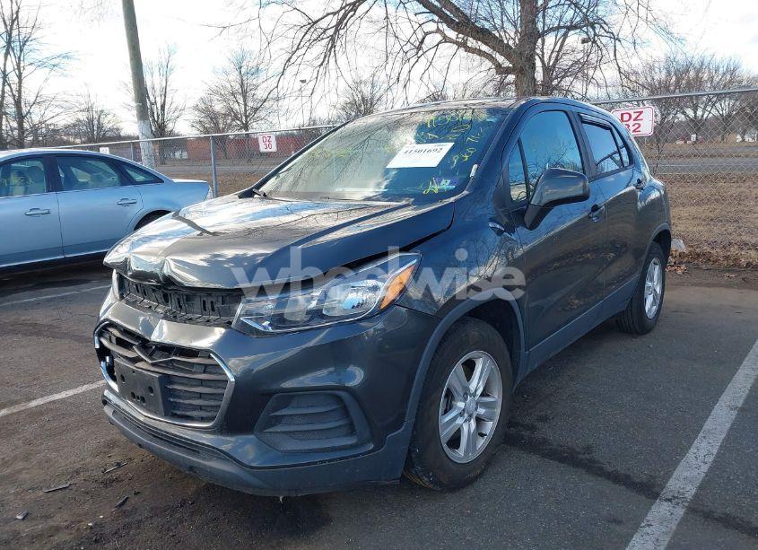 Photo 2 of 2019 Chevrolet Trax LS (VIN 3GNCJKSB7KL241538)