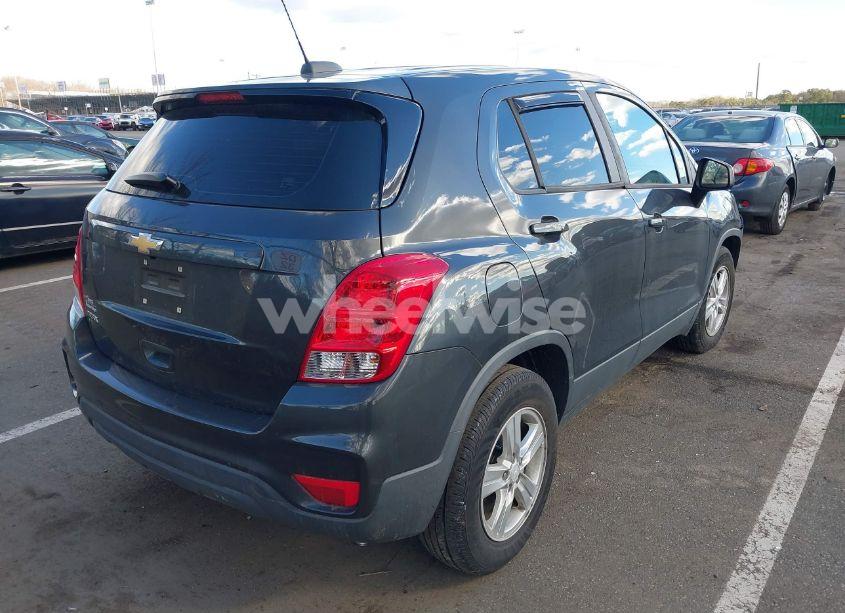 Photo 4 of 2019 Chevrolet Trax LS (VIN 3GNCJKSB7KL241538)