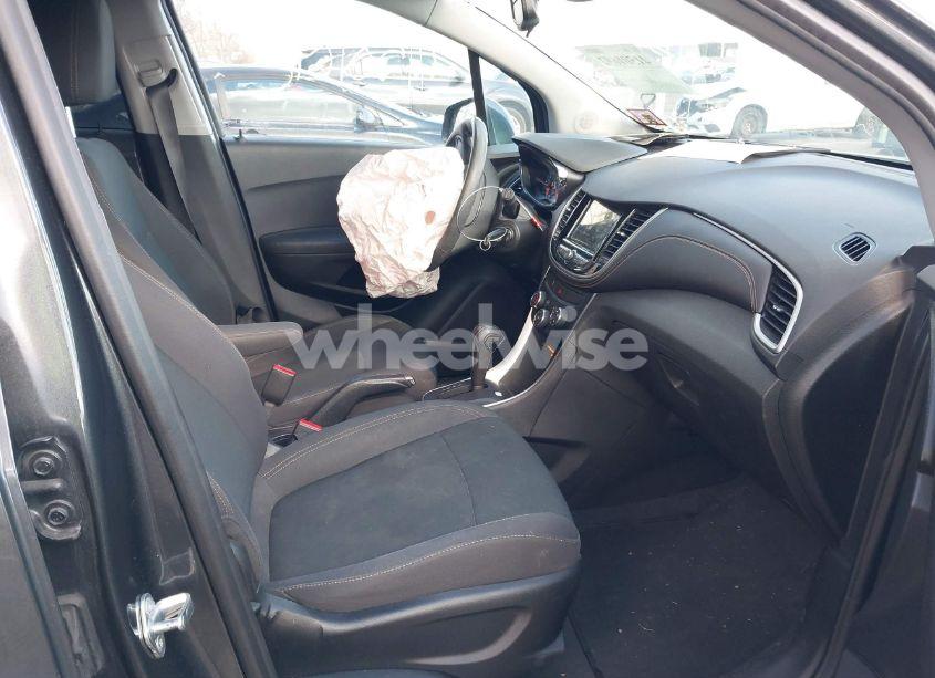 Photo 5 of 2019 Chevrolet Trax LS (VIN 3GNCJKSB7KL241538)