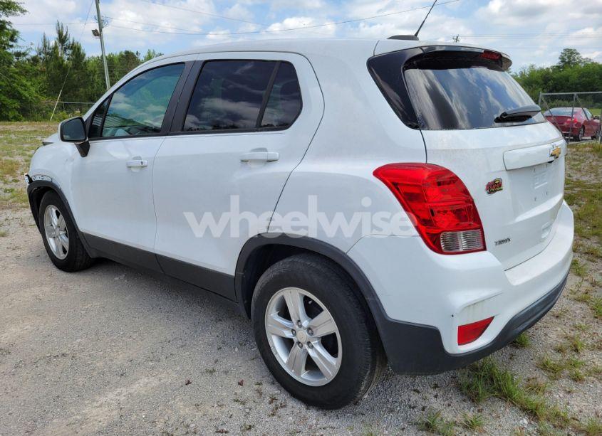 Photo 3 of 2019 Chevrolet Trax LS (VIN 3GNCJKSB7KL311989)