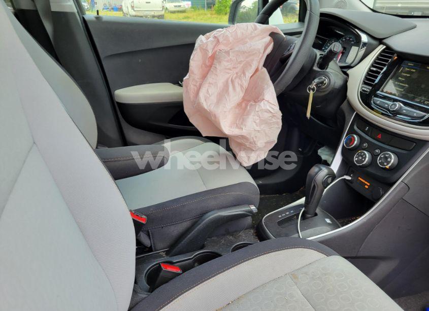 Photo 5 of 2019 Chevrolet Trax LS (VIN 3GNCJKSB7KL311989)