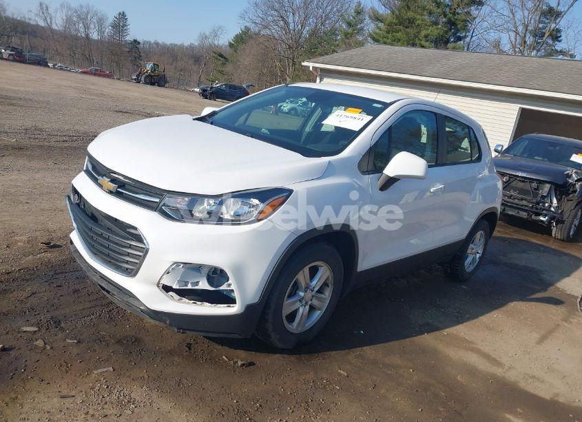 Photo 2 of 2019 Chevrolet Trax LS (VIN 3GNCJKSB7KL321115)