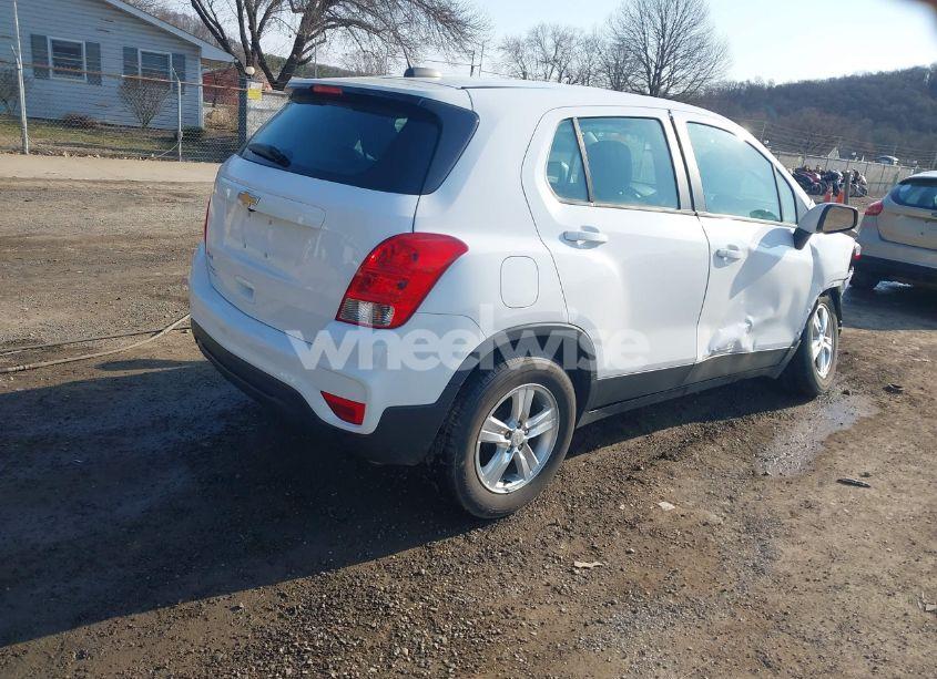 Photo 4 of 2019 Chevrolet Trax LS (VIN 3GNCJKSB7KL321115)