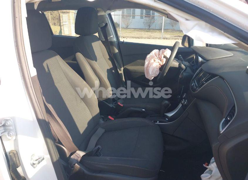 Photo 5 of 2019 Chevrolet Trax LS (VIN 3GNCJKSB7KL321115)