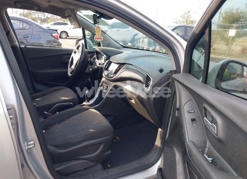 Photo 5 of 2019 Chevrolet Trax LS (VIN 3GNCJKSB7KL378530)
