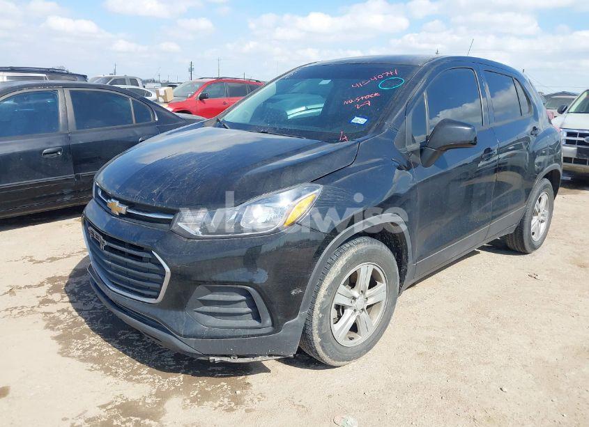 Photo 2 of 2020 Chevrolet Trax FWD LS (VIN 3GNCJKSB7LL111941)