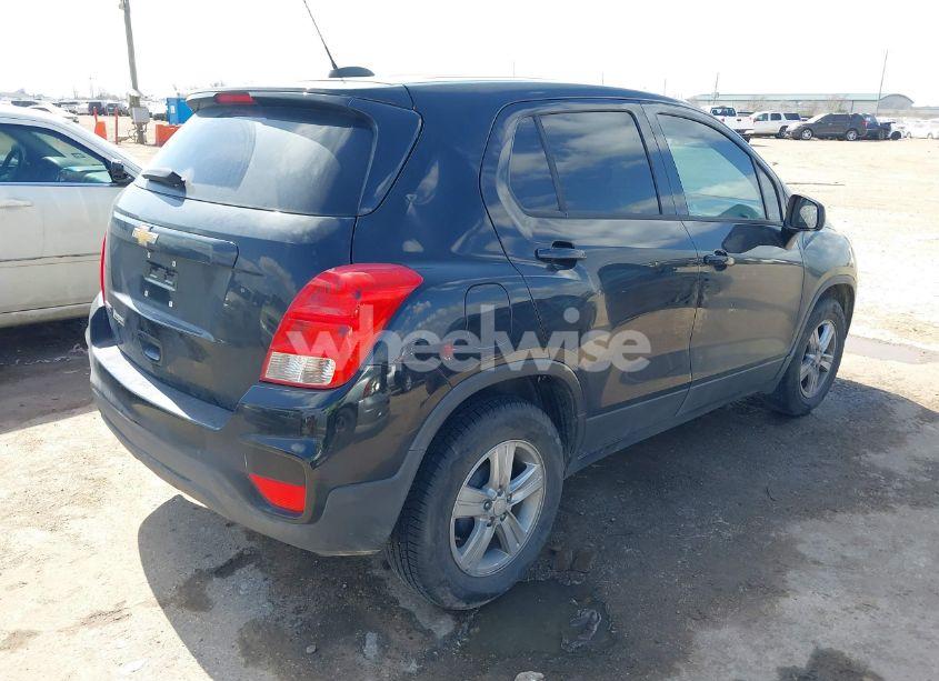 Photo 4 of 2020 Chevrolet Trax FWD LS (VIN 3GNCJKSB7LL111941)