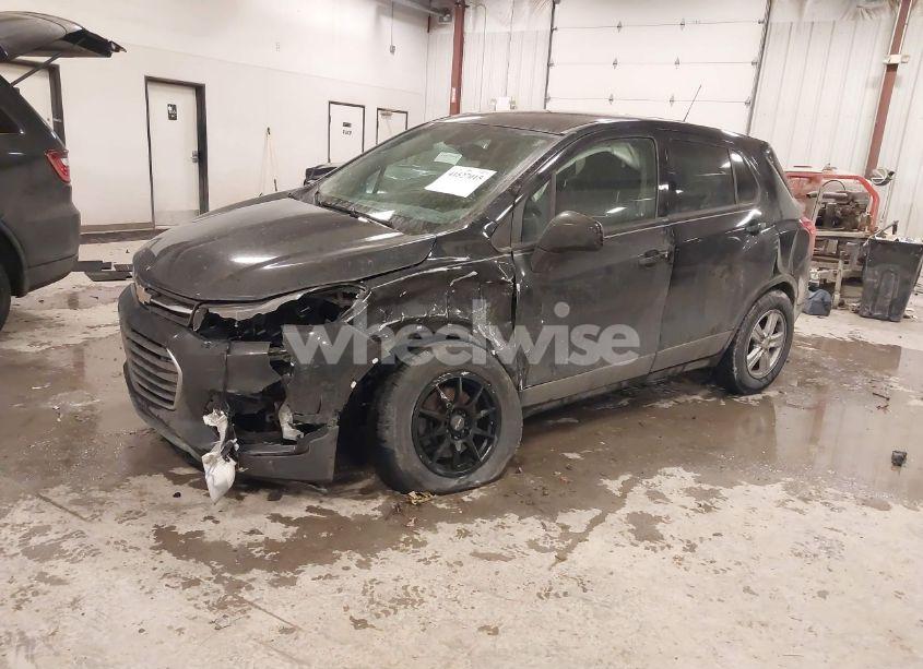 Photo 2 of 2020 Chevrolet Trax FWD LS (VIN 3GNCJKSB7LL125029)