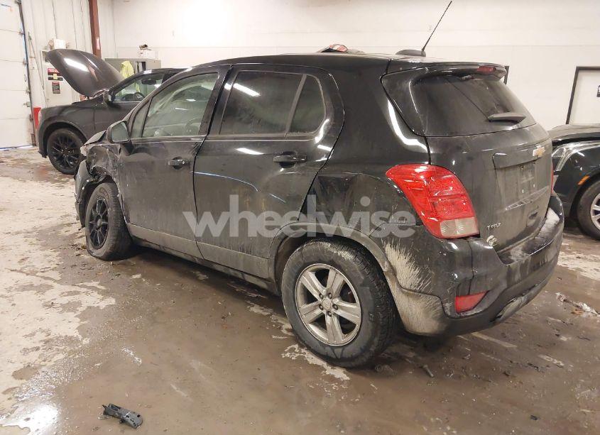 Photo 3 of 2020 Chevrolet Trax FWD LS (VIN 3GNCJKSB7LL125029)