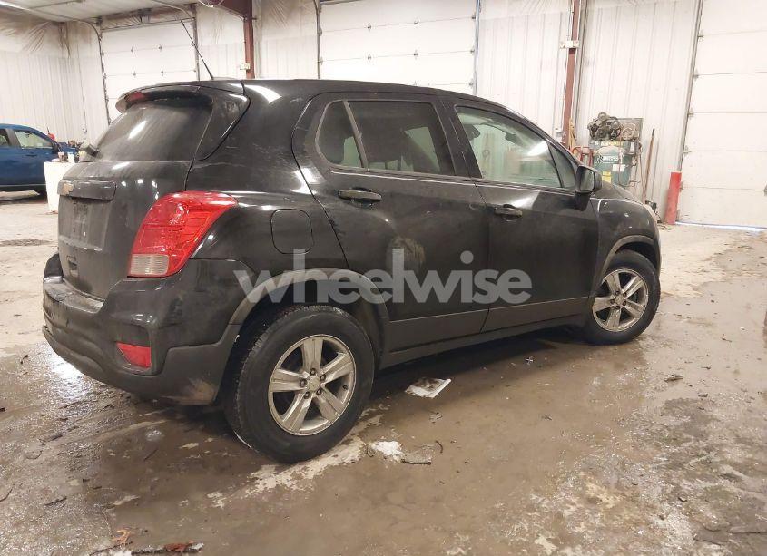 Photo 4 of 2020 Chevrolet Trax FWD LS (VIN 3GNCJKSB7LL125029)