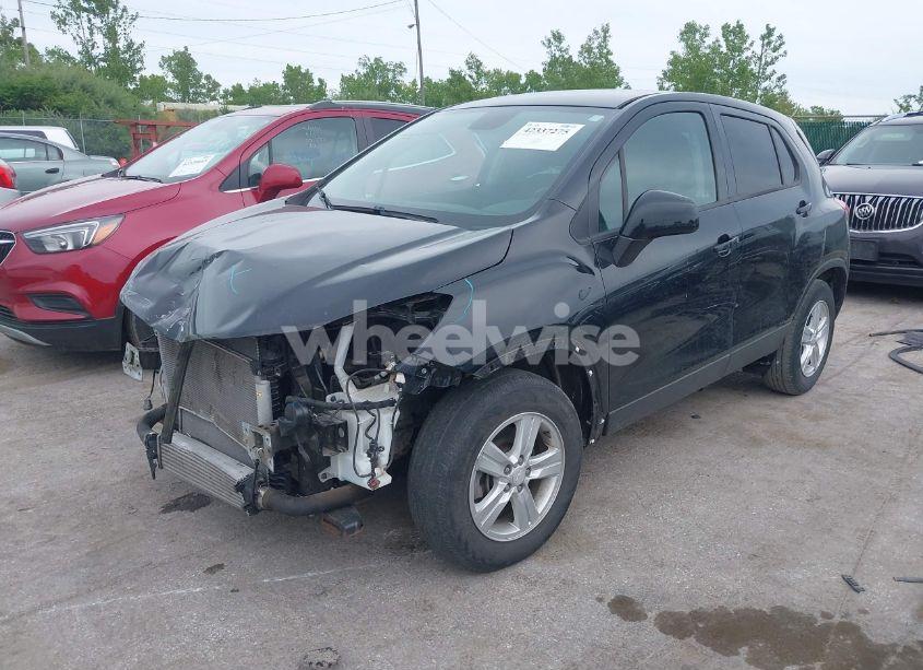 Photo 2 of 2020 Chevrolet Trax FWD LS (VIN 3GNCJKSB7LL165868)