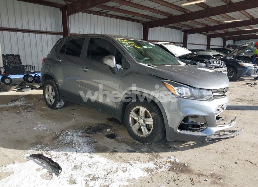 2020 Chevrolet Trax FWD LS (VIN 3GNCJKSB7LL286075) main photo