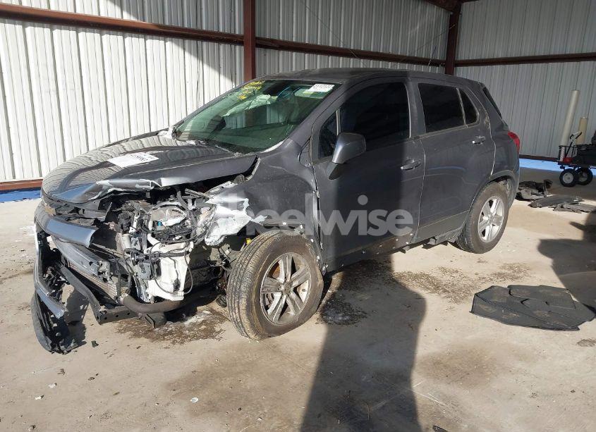 Photo 2 of 2020 Chevrolet Trax FWD LS (VIN 3GNCJKSB7LL286075)