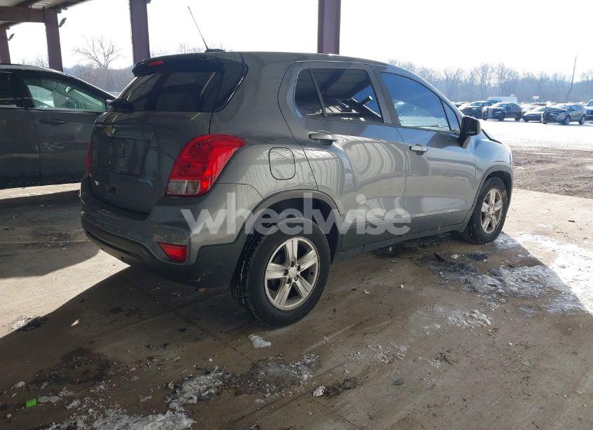 Photo 4 of 2020 Chevrolet Trax FWD LS (VIN 3GNCJKSB7LL286075)