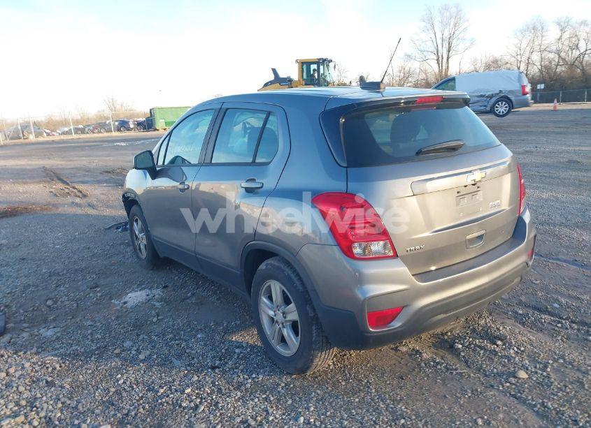 Photo 3 of 2020 Chevrolet Trax FWD LS (VIN 3GNCJKSB7LL306048)