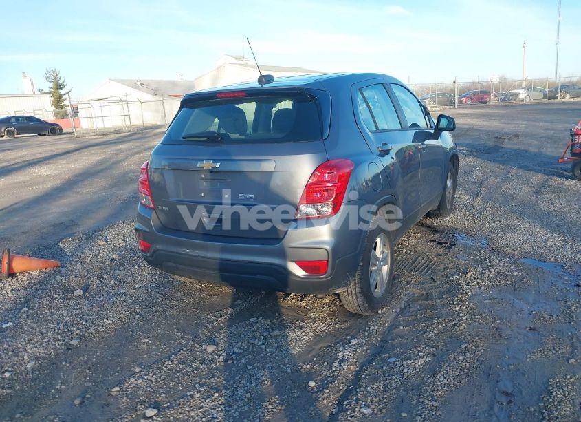 Photo 4 of 2020 Chevrolet Trax FWD LS (VIN 3GNCJKSB7LL306048)