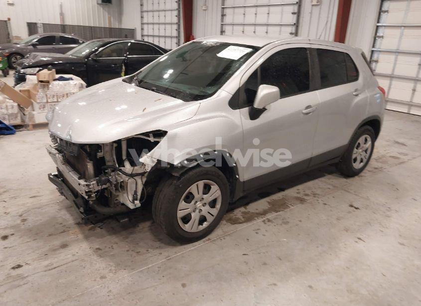 Photo 2 of 2018 Chevrolet Trax (VIN 3GNCJKSB8JL196429)