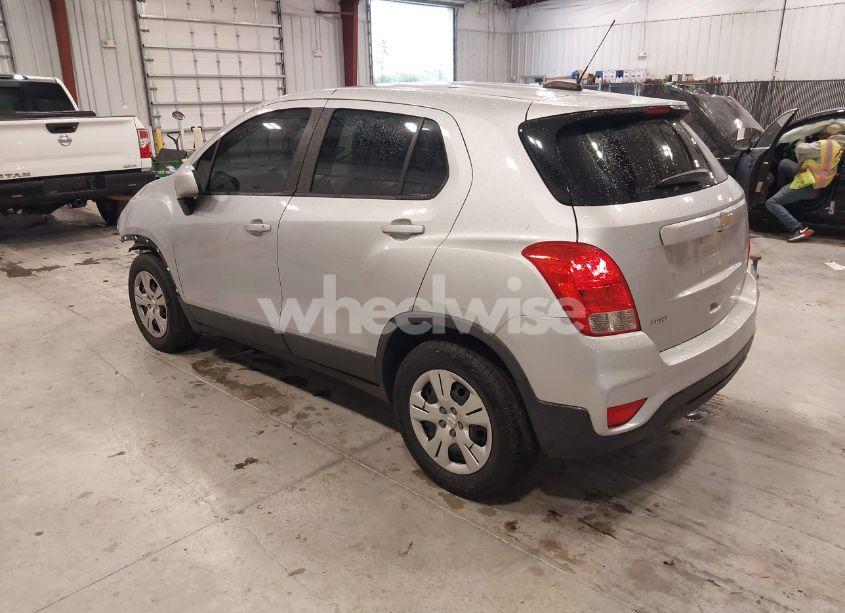 Photo 3 of 2018 Chevrolet Trax (VIN 3GNCJKSB8JL196429)