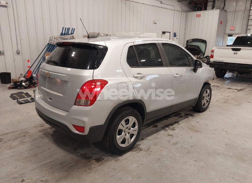 Photo 4 of 2018 Chevrolet Trax (VIN 3GNCJKSB8JL196429)