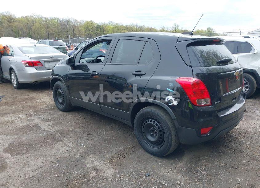 Photo 3 of 2018 Chevrolet Trax LS (VIN 3GNCJKSB8JL203072)