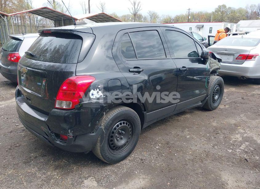 Photo 4 of 2018 Chevrolet Trax LS (VIN 3GNCJKSB8JL203072)