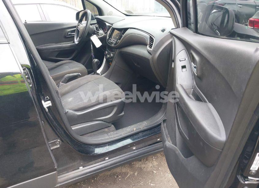 Photo 5 of 2018 Chevrolet Trax LS (VIN 3GNCJKSB8JL203072)