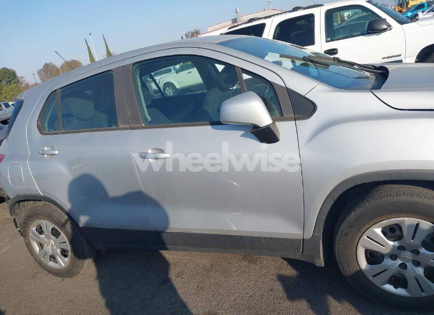 Photo 13 of 2018 Chevrolet Trax LS (VIN 3GNCJKSB8JL282128)