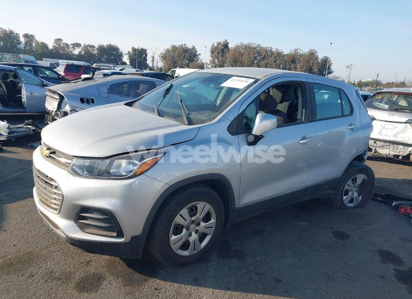 Photo 2 of 2018 Chevrolet Trax LS (VIN 3GNCJKSB8JL282128)