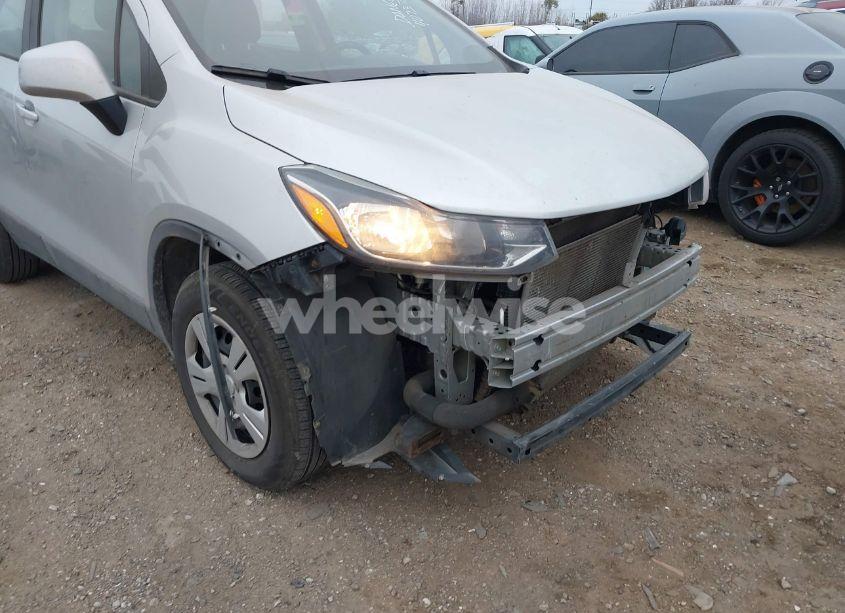 Photo 18 of 2018 Chevrolet Trax LS (VIN 3GNCJKSB8JL363579)