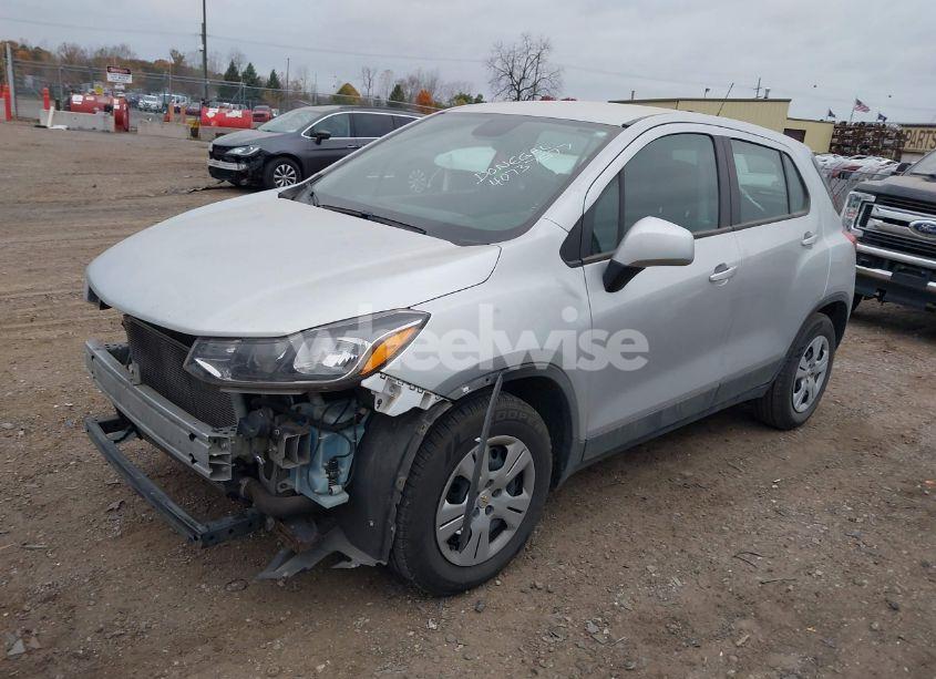 Photo 2 of 2018 Chevrolet Trax LS (VIN 3GNCJKSB8JL363579)