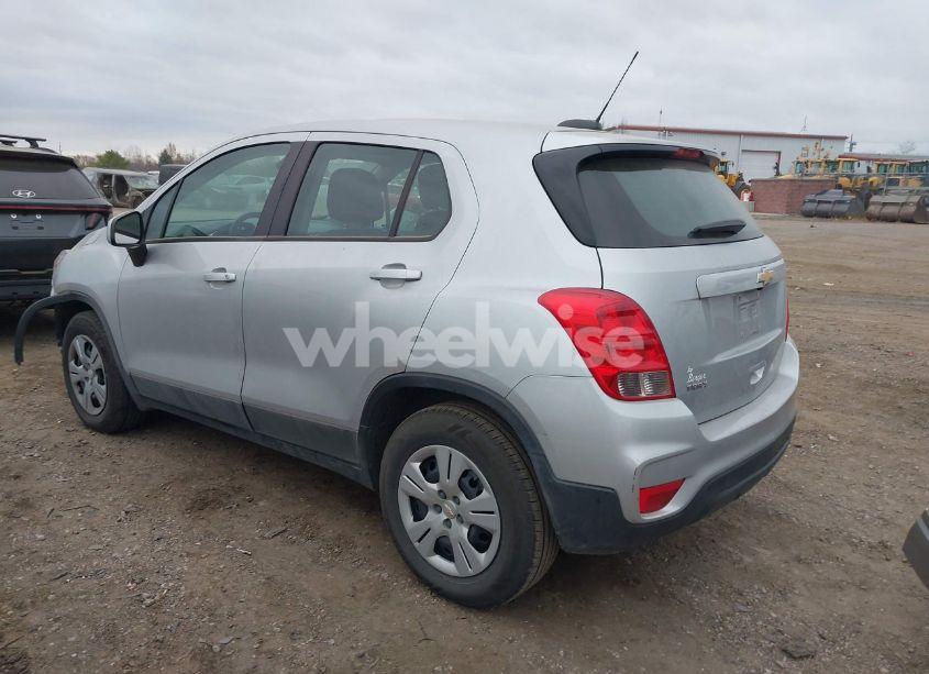 Photo 3 of 2018 Chevrolet Trax LS (VIN 3GNCJKSB8JL363579)
