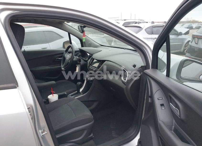 Photo 5 of 2018 Chevrolet Trax LS (VIN 3GNCJKSB8JL363579)