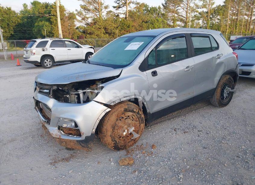 Photo 2 of 2019 Chevrolet Trax LS (VIN 3GNCJKSB8KL170642)
