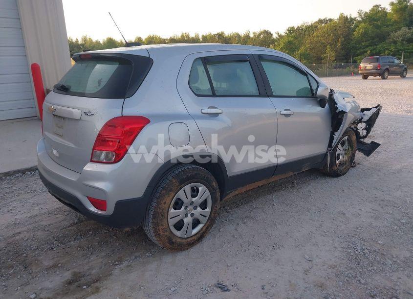 Photo 4 of 2019 Chevrolet Trax LS (VIN 3GNCJKSB8KL170642)