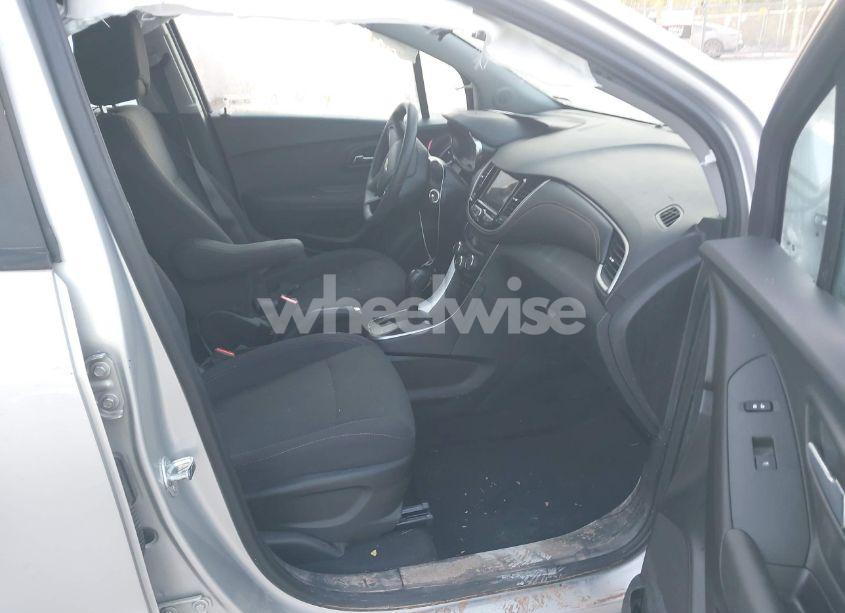 Photo 5 of 2019 Chevrolet Trax LS (VIN 3GNCJKSB8KL170642)