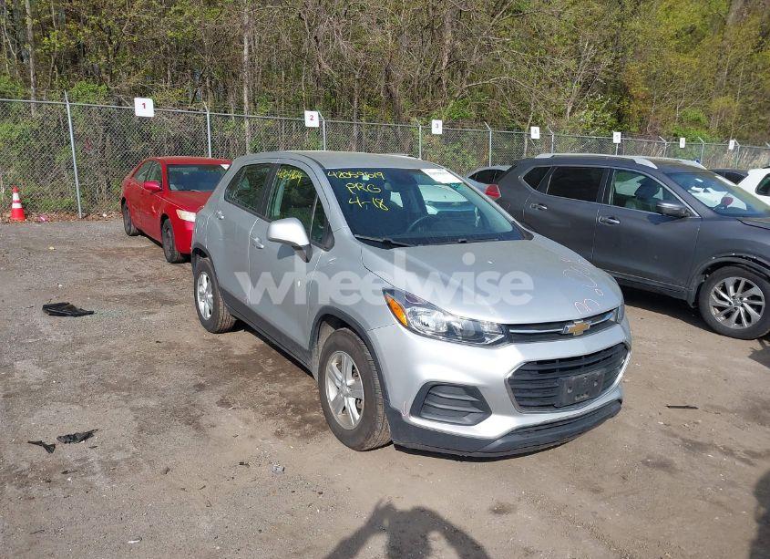 2019 Chevrolet Trax LS (VIN 3GNCJKSB8KL356021) main photo