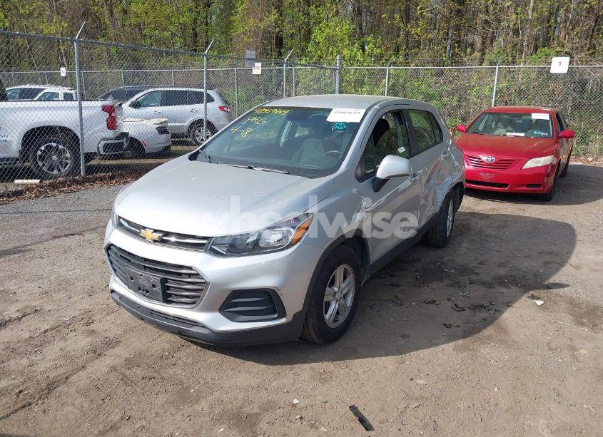 Photo 2 of 2019 Chevrolet Trax LS (VIN 3GNCJKSB8KL356021)