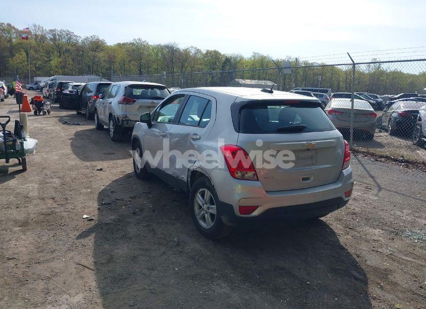 Photo 3 of 2019 Chevrolet Trax LS (VIN 3GNCJKSB8KL356021)