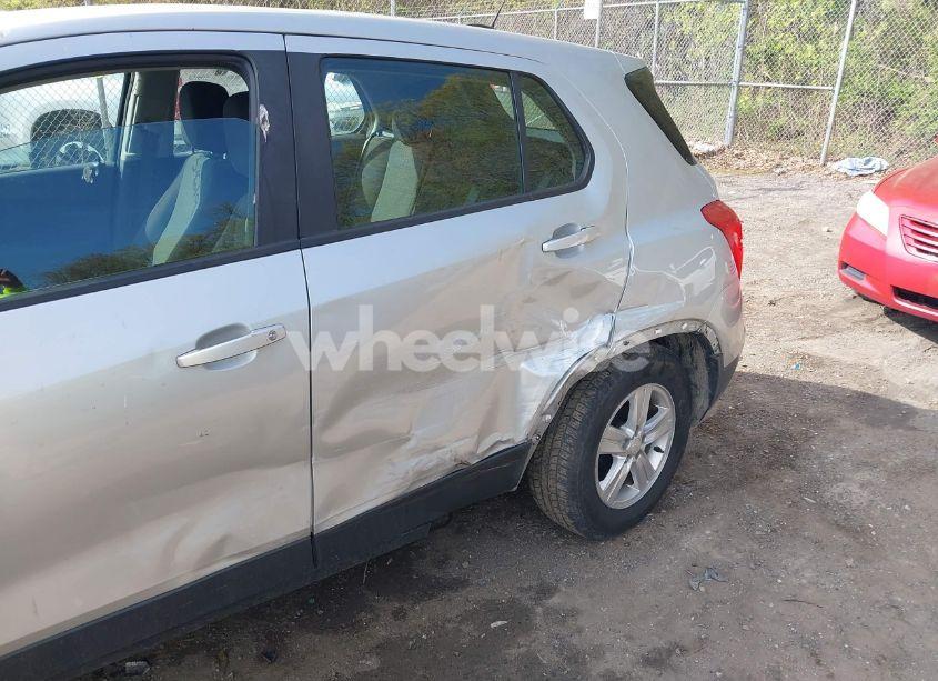 Photo 6 of 2019 Chevrolet Trax LS (VIN 3GNCJKSB8KL356021)