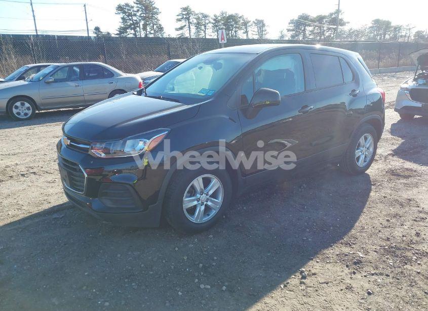 Photo 2 of 2020 Chevrolet Trax FWD LS (VIN 3GNCJKSB8LL134449)