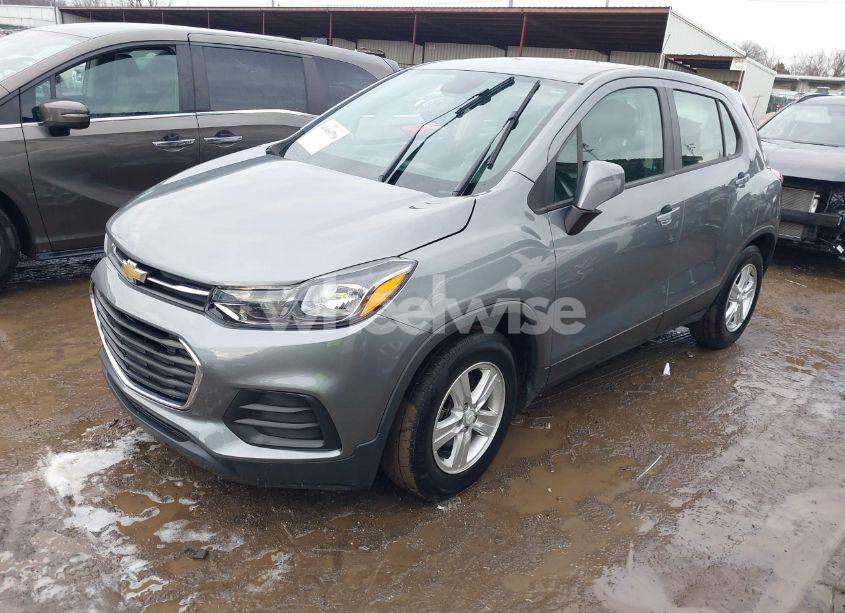 Photo 2 of 2020 Chevrolet Trax FWD LS (VIN 3GNCJKSB8LL134645)