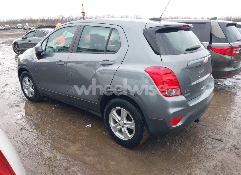 Photo 3 of 2020 Chevrolet Trax FWD LS (VIN 3GNCJKSB8LL134645)