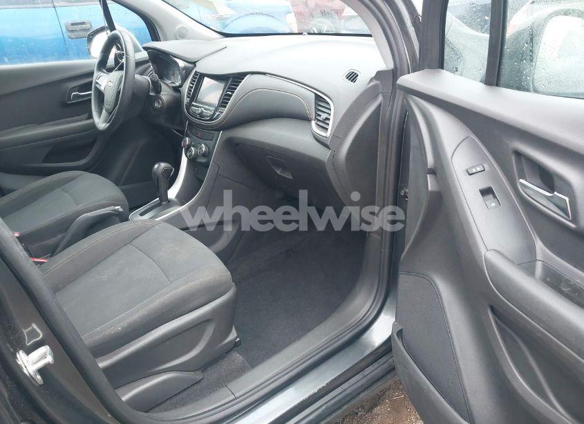 Photo 5 of 2020 Chevrolet Trax FWD LS (VIN 3GNCJKSB8LL209327)