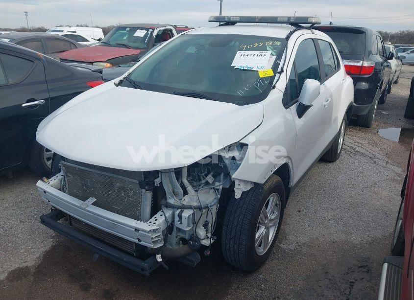 Photo 2 of 2020 Chevrolet Trax FWD LS (VIN 3GNCJKSB8LL230341)