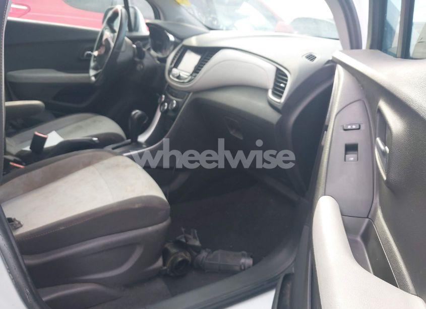 Photo 5 of 2020 Chevrolet Trax FWD LS (VIN 3GNCJKSB8LL230341)