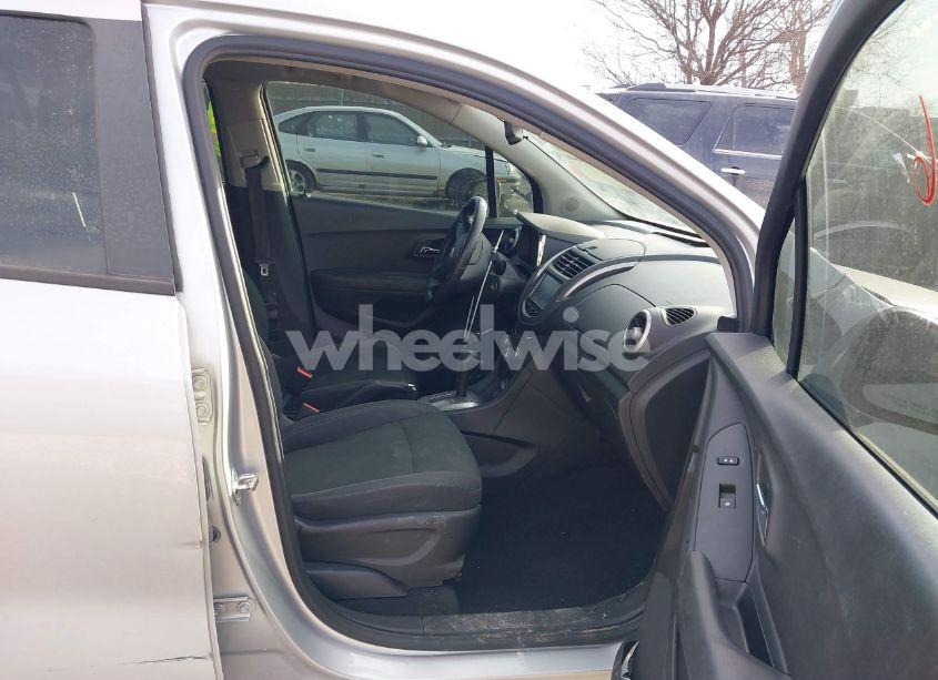 Photo 5 of 2016 Chevrolet Trax 1LS (VIN 3GNCJKSB9GL235151)